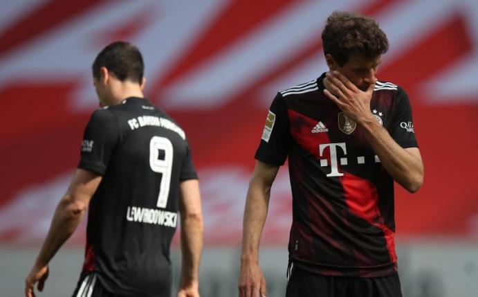 Null Punkte statt den Titel: Für Torjäger Robert Lewandowski (l) und Thomas Müller gab es beim Bayern-Gastspiel in Mainz nichts zu holen. Foto: Tom Weller/dpa-Pool/dpa