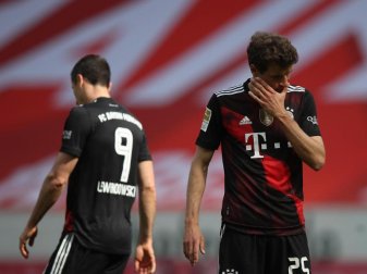 Null Punkte statt den Titel: Für Torjäger Robert Lewandowski (l) und Thomas Müller gab es beim Bayern-Gastspiel in Mainz nichts zu holen. Foto: Tom Weller/dpa-Pool/dpa Null Punkte statt den Titel: Für Torjäger Robert Lewandowski (l) und Thomas Müller gab es beim Bayern-Gastspiel in Mainz nichts zu holen. Foto: Tom Weller/dpa-Pool/dpa