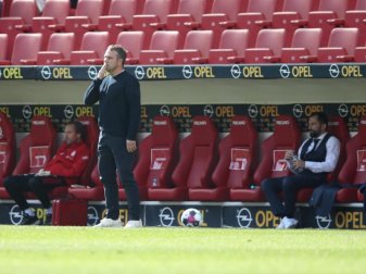 Bedient: Für Bayern-Trainer Hansi Flick und sein Team gab es in Mainz nichts zu holen. Foto: Tom Weller/dpa-Pool/dpa Bedient: Für Bayern-Trainer Hansi Flick und sein Team gab es in Mainz nichts zu holen. Foto: Tom Weller/dpa-Pool/dpa