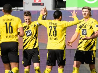 Dortmunds Matchwinner Erling Haaland (r) wird von seinen BVB-Teamkollegen in Wolfsburg gefeiert. Foto: Swen Pförtner/dpa Dortmunds Matchwinner Erling Haaland (r) wird von seinen BVB-Teamkollegen in Wolfsburg gefeiert. Foto: Swen Pförtner/dpa