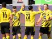Dortmunds Matchwinner Erling Haaland (r) wird von seinen BVB-Teamkollegen in Wolfsburg gefeiert. Foto: Swen Pförtner/dpa