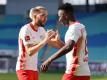 Amadou Haidara (r) bejubelt sein Tor zum 1:0 gegen den VfB Stuttgart mit Kevin Kampl. Foto: Jan Woitas/dpa-Zentralbild/dpa