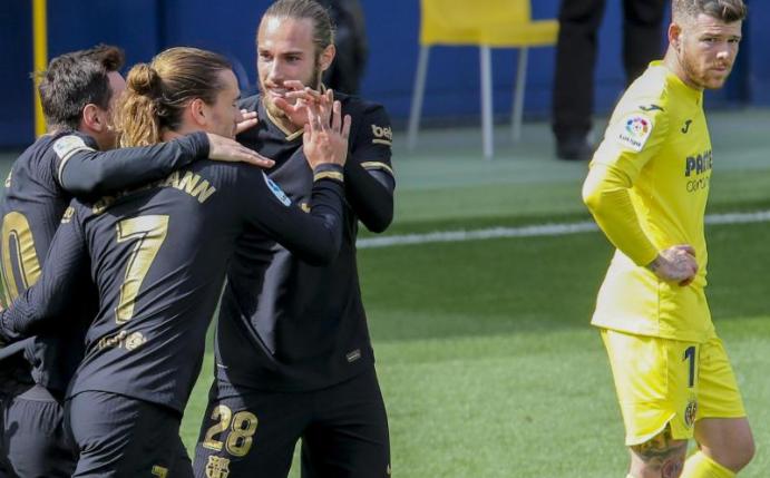 FC Barcelonas Antoine Griezmann (2.v.l) feiert mit seinen Teamkollegen das 1:0 gegen den FC Villarreal - Alberto Moreno (r) schaut zu. Foto: Alberto Saiz/AP/dpa