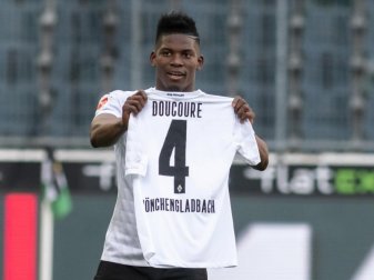 Mönchengladbachs Breel Embolo hält nach seinem Tor zum 1:0 ein Trikot von Mamadou Doucoure hoch. Foto: Bernd Thissen/dpa Mönchengladbachs Breel Embolo hält nach seinem Tor zum 1:0 ein Trikot von Mamadou Doucoure hoch. Foto: Bernd Thissen/dpa