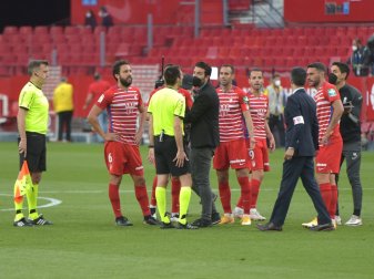 Zu früh gepfiffen: Referee de Burgos (M.) diskutiert Zu früh gepfiffen: Referee de Burgos (M.) diskutiert