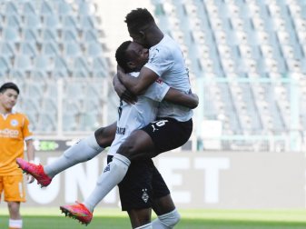 In beiden Saisonspielen gegen Arminia Bielefeld war Breel Embolo (r) Gladbachs Matchwinner. Foto: Bernd Thissen/dpa In beiden Saisonspielen gegen Arminia Bielefeld war Breel Embolo (r) Gladbachs Matchwinner. Foto: Bernd Thissen/dpa