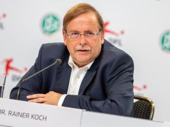 Rainer Koch ist deutlich gegen eine mögliche Ablösesumme für einen Bundestrainer. Foto: Andreas Gora/dpa Rainer Koch ist deutlich gegen eine mögliche Ablösesumme für einen Bundestrainer. Foto: Andreas Gora/dpa