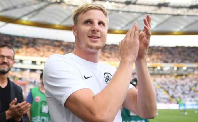 Abwehrchef Martin Hinteregger ist nach seinen Aussagen zu Fanvorkommnissen zum Gespräch mit der Eintracht-Clubführung gebeten worden. Foto: Arne Dedert/dpa