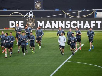 Bundestrainer Löw kann wahrscheinlich 26 Spieler mit zur Fußball-EM nehmen: Die Mannschaft beim Training. Foto: Federico Gambarini/dpa Bundestrainer Löw kann wahrscheinlich 26 Spieler mit zur Fußball-EM nehmen: Die Mannschaft beim Training. Foto: Federico Gambarini/dpa