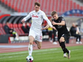Fabian Nürnberger (r) vom FC Nürnberg attackiert den Kieler Phil Neumann am Ball. Foto: Daniel Karmann/dpa Fabian Nürnberger (r) vom FC Nürnberg attackiert den Kieler Phil Neumann am Ball. Foto: Daniel Karmann/dpa