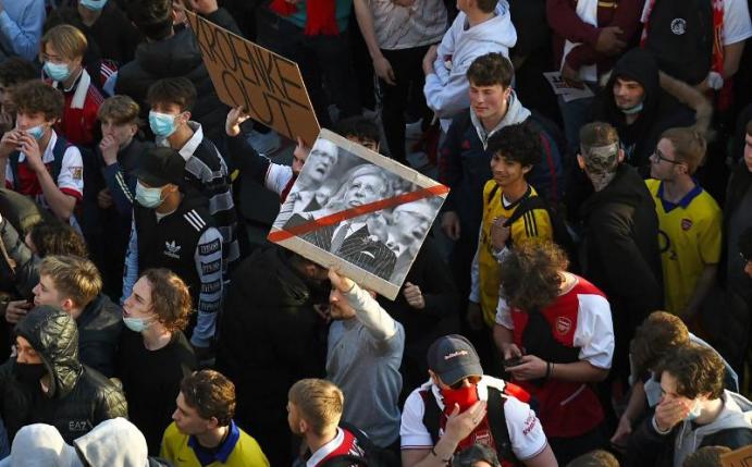 Mit einem durchgestrichenen Foto von Stan Kroenke protestieren Arsenal-Fans gegen den Clubbesitzer. Foto: Kirsty O'connor/PA Wire/dpa