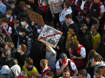 Mit einem durchgestrichenen Foto von Stan Kroenke protestieren Arsenal-Fans gegen den Clubbesitzer. Foto: Kirsty O'connor/PA Wire/dpa Mit einem durchgestrichenen Foto von Stan Kroenke protestieren Arsenal-Fans gegen den Clubbesitzer. Foto: Kirsty O'connor/PA Wire/dpa