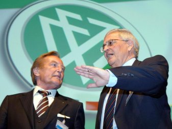 Gerhard Mayer-Vorfelder (l) und Theo Zwanziger zu Beginn des Außerordentlichen DFB-Bundestages 2005. Foto: Arne Dedert/dpa Gerhard Mayer-Vorfelder (l) und Theo Zwanziger zu Beginn des Außerordentlichen DFB-Bundestages 2005. Foto: Arne Dedert/dpa