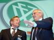Gerhard Mayer-Vorfelder (l) und Theo Zwanziger zu Beginn des Außerordentlichen DFB-Bundestages 2005. Foto: Arne Dedert/dpa