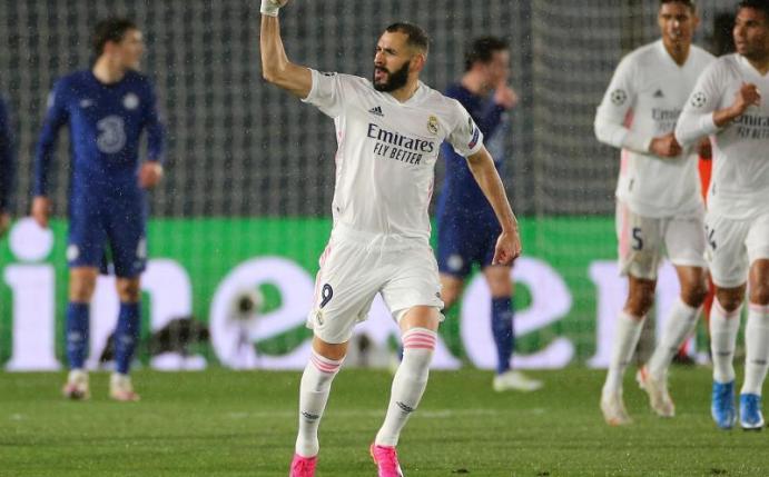Karim Benzema (M) von Real Madrid feiert sein Tor gegen den FC Chelsea. Foto: Isabel Infantes/PA Wire/dpa
