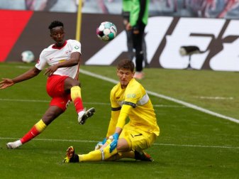 Stuttgarts Torwart Gregor Kobel (r) steht noch bis 2024 beim VfB unter Vertrag. Foto: Odd Andersen/AFP-Pool/dpa Stuttgarts Torwart Gregor Kobel (r) steht noch bis 2024 beim VfB unter Vertrag. Foto: Odd Andersen/AFP-Pool/dpa