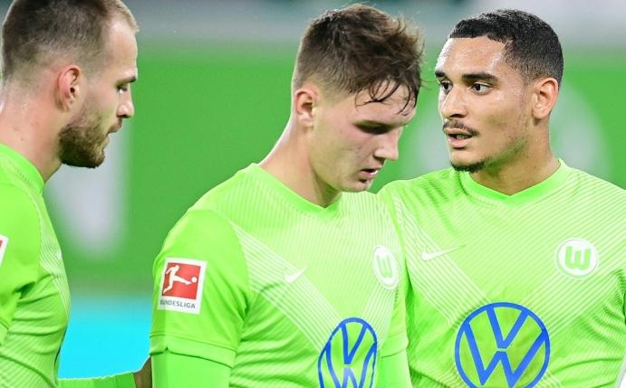 Kreuzbandriss: Bartosz Bialek (M.) fällt lange aus