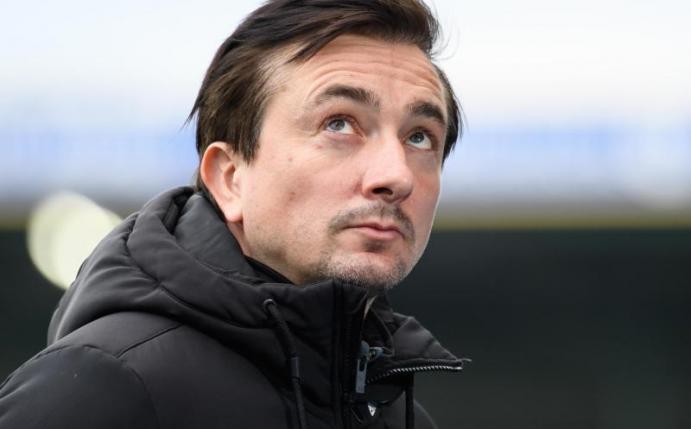 Eintracht Braunschweigs Trainer Daniel Meyer steht im Stadion. Foto: Swen Pförtner/dpa