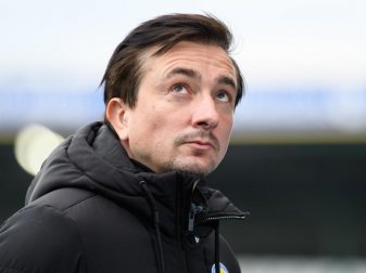 Eintracht Braunschweigs Trainer Daniel Meyer steht im Stadion. Foto: Swen Pförtner/dpa Eintracht Braunschweigs Trainer Daniel Meyer steht im Stadion. Foto: Swen Pförtner/dpa