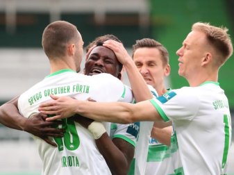 Der Fürther Torschütze Hans Nunoo Sarpei (M) jubelt mit seinen Teamkollegen über den Treffer zum 1:0 gegen Sandhausen. Foto: Daniel Karmann/dpa Der Fürther Torschütze Hans Nunoo Sarpei (M) jubelt mit seinen Teamkollegen über den Treffer zum 1:0 gegen Sandhausen. Foto: Daniel Karmann/dpa