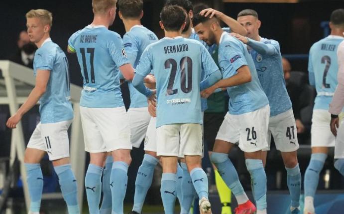Riyad Mahrez (26) von Manchester City feiert mit seinen Mannschaftskameraden nach seinem Treffer zum 2:1 gegen Paris Saint-Germain. Foto: Julien Poupert/PA Wire/dpa
