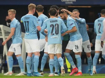 Riyad Mahrez (26) von Manchester City feiert mit seinen Mannschaftskameraden nach seinem Treffer zum 2:1 gegen Paris Saint-Germain. Foto: Julien Poupert/PA Wire/dpa Riyad Mahrez (26) von Manchester City feiert mit seinen Mannschaftskameraden nach seinem Treffer zum 2:1 gegen Paris Saint-Germain. Foto: Julien Poupert/PA Wire/dpa