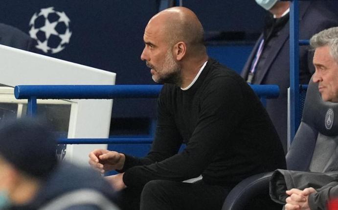 Pep Guardiola, Trainer von Manchester City, sitzt auf der Bank und beobachtet das Spiel. Foto: Julien Poupert/PA Wire/dpa