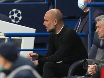 Pep Guardiola, Trainer von Manchester City, sitzt auf der Bank und beobachtet das Spiel. Foto: Julien Poupert/PA Wire/dpa