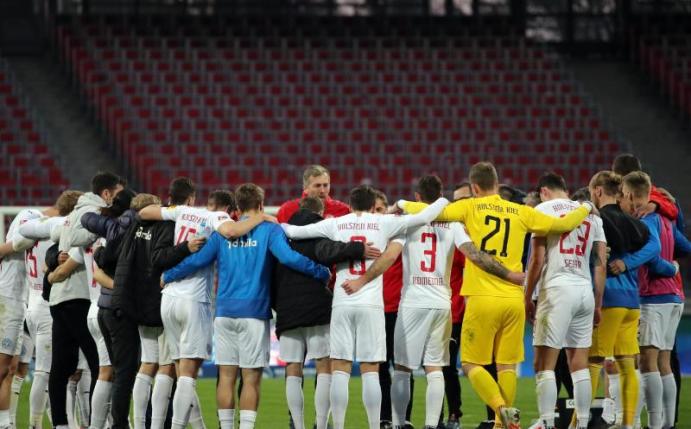 Außenseiter Holstein Kiel will trotz Dauerbelastung in das DFB-Pokalfinale. Foto: Daniel Karmann/dpa
