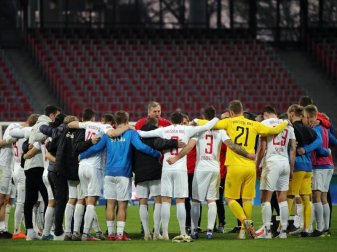 Außenseiter Holstein Kiel will trotz Dauerbelastung in das DFB-Pokalfinale. Foto: Daniel Karmann/dpa Außenseiter Holstein Kiel will trotz Dauerbelastung in das DFB-Pokalfinale. Foto: Daniel Karmann/dpa