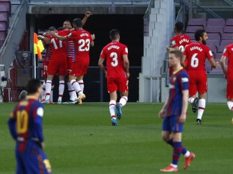 Die Spieler vom FC Granada feiern an der Eckfahne ein Tor beim FC Barcelona. Foto: Joan Monfort/AP/dpa Die Spieler vom FC Granada feiern an der Eckfahne ein Tor beim FC Barcelona. Foto: Joan Monfort/AP/dpa