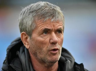 Glaubt nicht, dass sich im Fußball etwas an den Gehältern ändern wird: Kölns Trainer Friedhelm Funkel. Foto: Martin Meissner/AP-Pool/dpa Glaubt nicht, dass sich im Fußball etwas an den Gehältern ändern wird: Kölns Trainer Friedhelm Funkel. Foto: Martin Meissner/AP-Pool/dpa