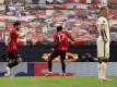 Manchester Uniteds Bruno Fernandes (l) feiert seinen Treffer zum 1:0 gegen AS Rom mit Teamkollege Fred. Foto: Martin Rickett/PA Wire/dpa