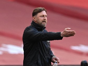 «Ich sehe nicht viele Szenarien, in denen ich diesen Dreijahresvertrag, den ich hier noch habe, für irgendetwas anderes her gebe», sagt Ralph Hasenhüttl. Foto: Neil Hall/PA Wire/dpa «Ich sehe nicht viele Szenarien, in denen ich diesen Dreijahresvertrag, den ich hier noch habe, für irgendetwas anderes her gebe», sagt Ralph Hasenhüttl. Foto: Neil Hall/PA Wire/dpa