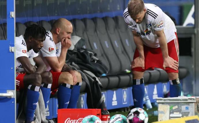 Wieder keine Bundesliga? Nach dem Remis gegen den KSC schwinden beim HSV weiter die Aufstiegshoffnungen. Foto: Christian Charisius/dpa