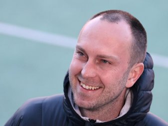 Will mit Kiel den großen BVB aus dem Pokal werfen und damit ins Finale nach Berlin: Holstein-Coach Ole Werner. Foto: Daniel Karmann/dpa Will mit Kiel den großen BVB aus dem Pokal werfen und damit ins Finale nach Berlin: Holstein-Coach Ole Werner. Foto: Daniel Karmann/dpa