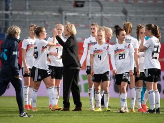 Das Team um Bundestrainerin Martina Voss-Tecklenburg (M.) hat eine machbare Gruppe in der WM-Qualifikation erwischt. Foto: Sebastian Gollnow/dpa Das Team um Bundestrainerin Martina Voss-Tecklenburg (M.) hat eine machbare Gruppe in der WM-Qualifikation erwischt. Foto: Sebastian Gollnow/dpa