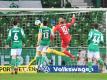 Emil Forsberg (M/10) erzielt das Tor zum 2:1 für RB Leipzig in Bremen. Foto: Carmen Jaspersen/dpa