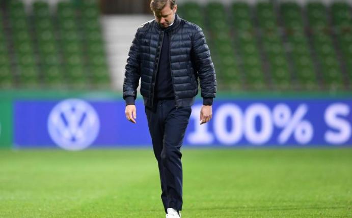 Florian Kohfeldt geht nach dem Spiel enttäuscht über das Spielfeld, aber er bleibt Trainer von Werder Bremen. Foto: Carmen Jaspersen/dpa