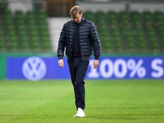 Florian Kohfeldt geht nach dem Spiel enttäuscht über das Spielfeld, aber er bleibt Trainer von Werder Bremen. Foto: Carmen Jaspersen/dpa Florian Kohfeldt geht nach dem Spiel enttäuscht über das Spielfeld, aber er bleibt Trainer von Werder Bremen. Foto: Carmen Jaspersen/dpa