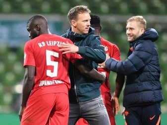 Leipzigs Trainer Julian Nagelsmann (M) freut sich nach dem Spiel mit seinem Team über den Finaleinzug. Foto: Carmen Jaspersen/dpa
