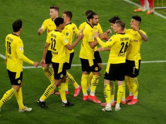 Die Dortmunder Spieler bejubeln das Führungstor. Foto: Friedemann Vogel/epa Pool/dpa