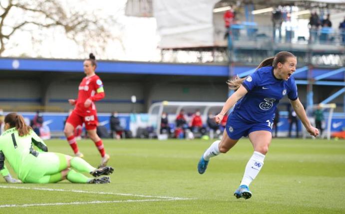 Fran Kirby (r) vom FC Chelsea bejubelt einen Treffer. Foto: Paul Terry/CSM via ZUMA Wire/dpa