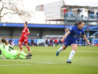 Fran Kirby (r) vom FC Chelsea bejubelt einen Treffer. Foto: Paul Terry/CSM via ZUMA Wire/dpa Fran Kirby (r) vom FC Chelsea bejubelt einen Treffer. Foto: Paul Terry/CSM via ZUMA Wire/dpa