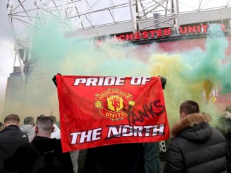 Fans von Manchester United protestieren vor dem Old Trafford. Später haben Hunderte United-Fans den Platz im Stadion gestürmt. Foto: Barrington Coombs/PA Wire/dpa