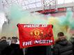 Fans von Manchester United protestieren vor dem Old Trafford. Später haben Hunderte United-Fans den Platz im Stadion gestürmt. Foto: Barrington Coombs/PA Wire/dpa