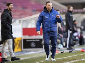 Hertha-Trainer Pal Dardai (r) war mit den ersten Trainingseinheiten nach der Quarantäne sehr zufrieden. Foto: Tom Weller/dpa Hertha-Trainer Pal Dardai (r) war mit den ersten Trainingseinheiten nach der Quarantäne sehr zufrieden. Foto: Tom Weller/dpa