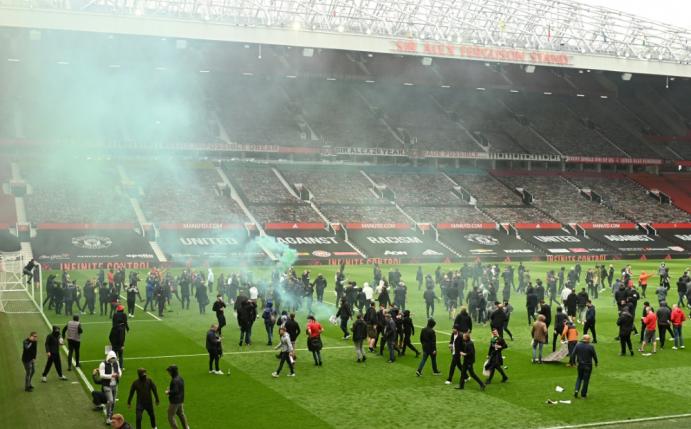 Hunderte Fans gelangten in den Innenraum des Stadions