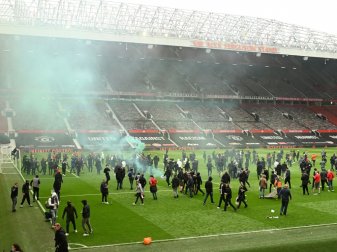 Hunderte Fans gelangten in den Innenraum des Stadions Hunderte Fans gelangten in den Innenraum des Stadions