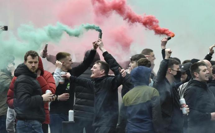 Fans von Manchester United zeigten ihre Unzufriedenheit auf der Straße. Foto: Rui Vieira/AP/dpa